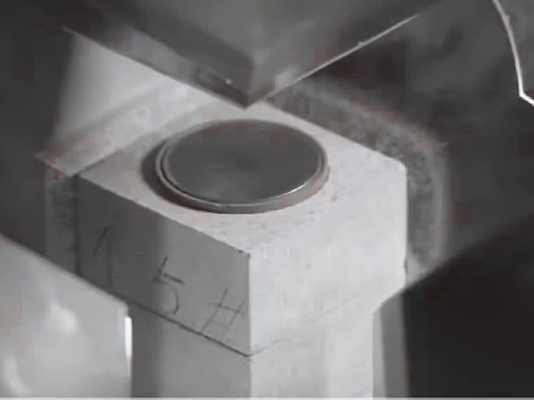 The HPHT press closing over a growth cell