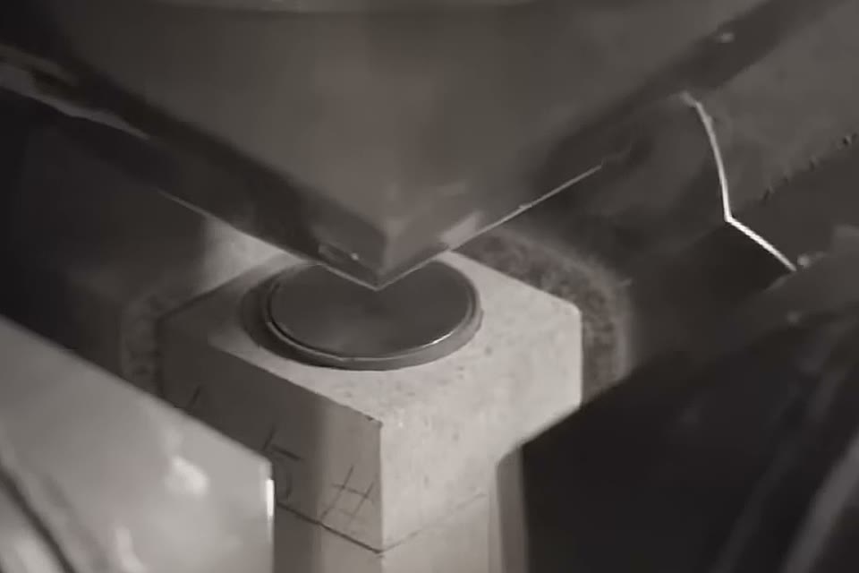 The anvils of the HPHT press closing over a growth cell