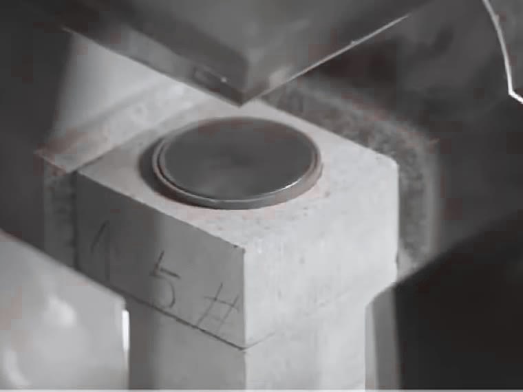 The HPHT press closing over a growth cell